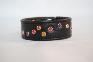 Lederarmaband mit Swarovski-Steinen