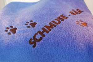 Flauschige Hundedecke mit Bestickung